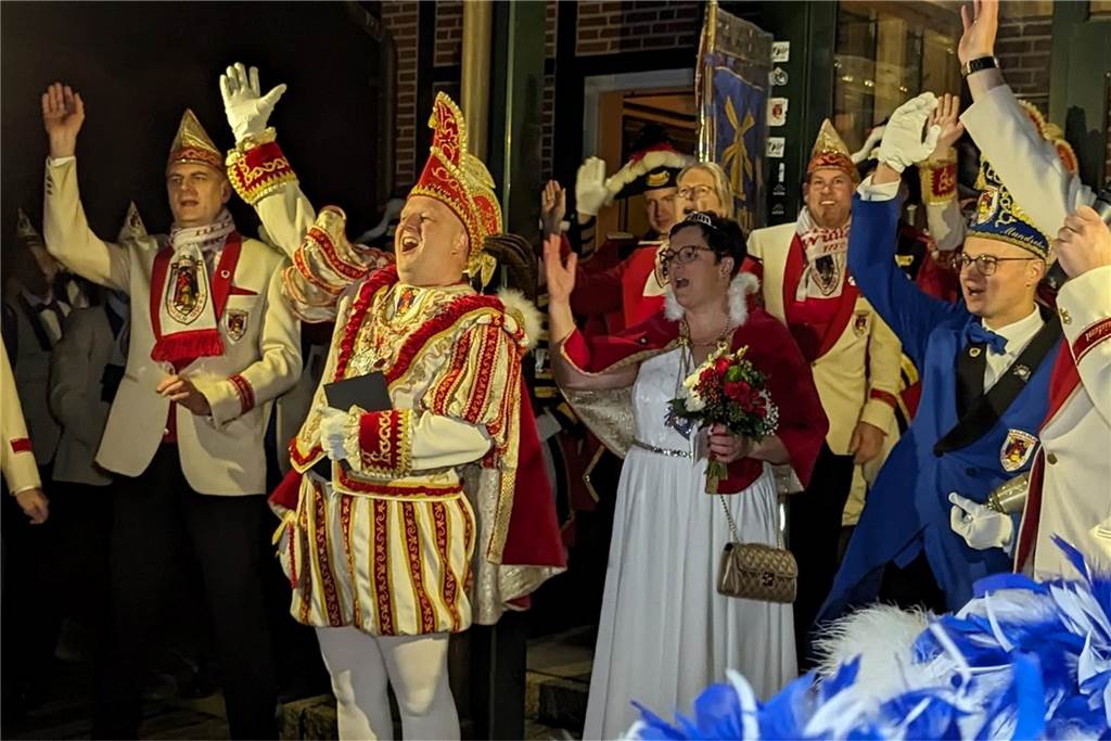 Frohsinn und Freude herrschte bei der Prinzenproklamation in Klein-Köln. In der Karnevalshochburg Wüllen wurde das neue Dreigestirn offiziell auf der Höste vorgestellt.