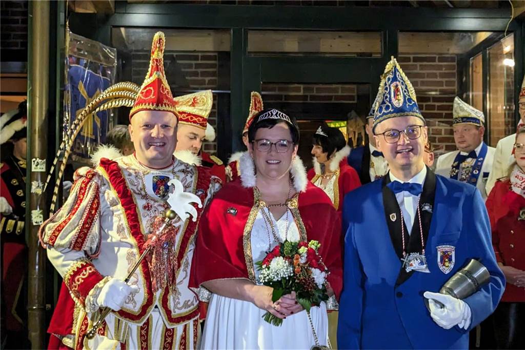 Frohsinn und Freude herrschte bei der Prinzenproklamation in Klein-Köln. In der Karnevalshochburg Wüllen wurde das neue Dreigestirn offiziell auf der Höste vorgestellt.