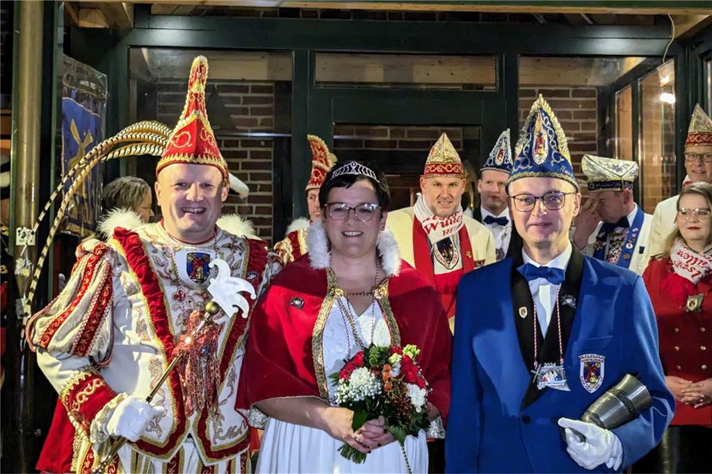 Frohsinn und Freude herrschte bei der Prinzenproklamation in Klein-Köln. In der Karnevalshochburg Wüllen wurde das neue Dreigestirn offiziell auf der Höste vorgestellt.