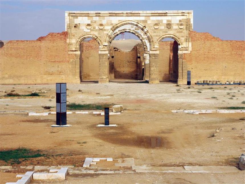 Wüsten-Juwel: Jordanien hat islamischen Palast wieder Frontansicht der wiederhergestellten Bogenfronten zum Thronsaal des Palastes Qasr al-Mschatta in Jordanien. Foto: Johannes Cramer