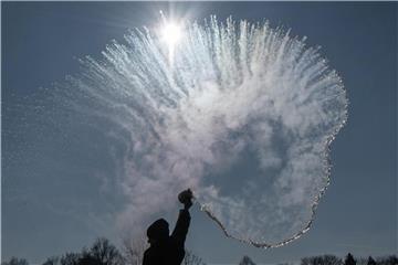 Frost-Kunst: Schleudert man warmes Wasser in die kalte Luft, dann bilden sich sofort Eiskristalle. Foto: Paul Zinken