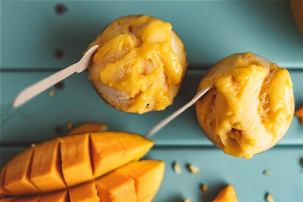 Eis, Sorbet & Frozen Yoghurt: Sommerhits ohne Eismaschine mangosorbet und eine aufgeschnittene mango