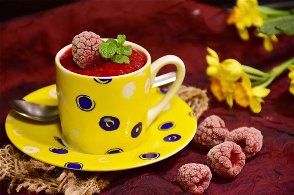 Eis, Sorbet & Frozen Yoghurt: Sommerhits ohne Eismaschine himbeersorbet in einer kaffeetasse