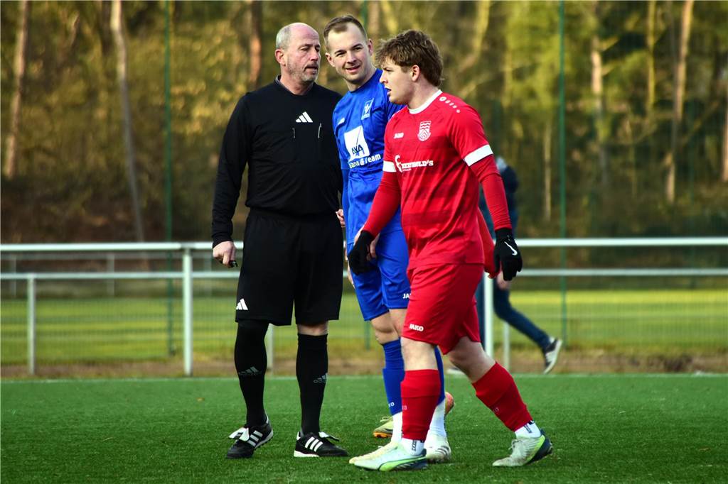 Früh ging der TuS Sythen durch einen direkt verwandelten Freistoß in Führung, in Hälfte zwei drehte Concordia Flaesheim das Spiel dann aber noch mit zwei Toren und ging als Derbysieger vom Platz.