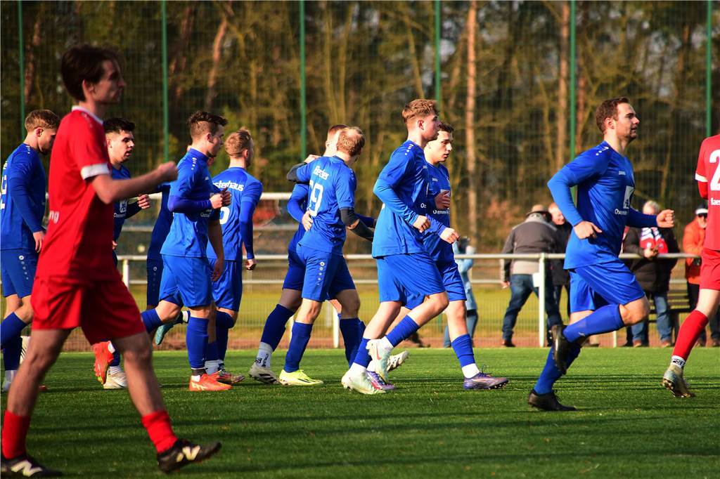 Früh ging der TuS Sythen durch einen direkt verwandelten Freistoß in Führung, in Hälfte zwei drehte Concordia Flaesheim das Spiel dann aber noch mit zwei Toren und ging als Derbysieger vom Platz.