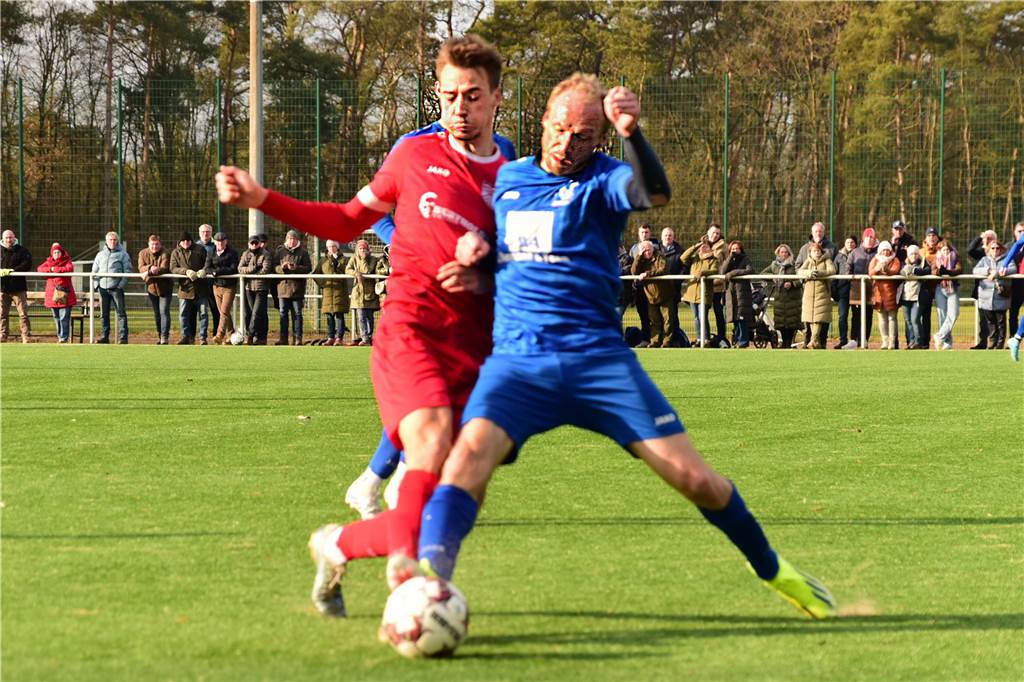 Früh ging der TuS Sythen durch einen direkt verwandelten Freistoß in Führung, in Hälfte zwei drehte Concordia Flaesheim das Spiel dann aber noch mit zwei Toren und ging als Derbysieger vom Platz.