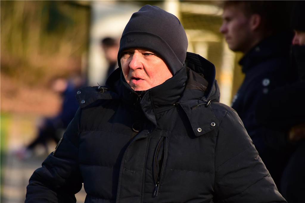 Früh ging der TuS Sythen durch einen direkt verwandelten Freistoß in Führung, in Hälfte zwei drehte Concordia Flaesheim das Spiel dann aber noch mit zwei Toren und ging als Derbysieger vom Platz.