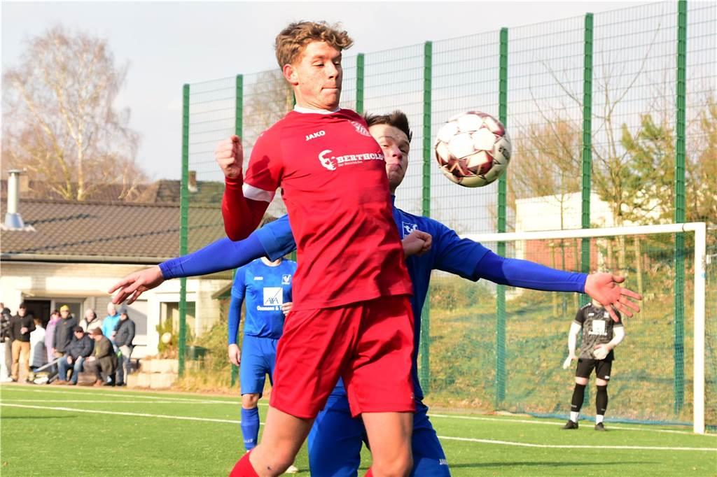 Früh ging der TuS Sythen durch einen direkt verwandelten Freistoß in Führung, in Hälfte zwei drehte Concordia Flaesheim das Spiel dann aber noch mit zwei Toren und ging als Derbysieger vom Platz.