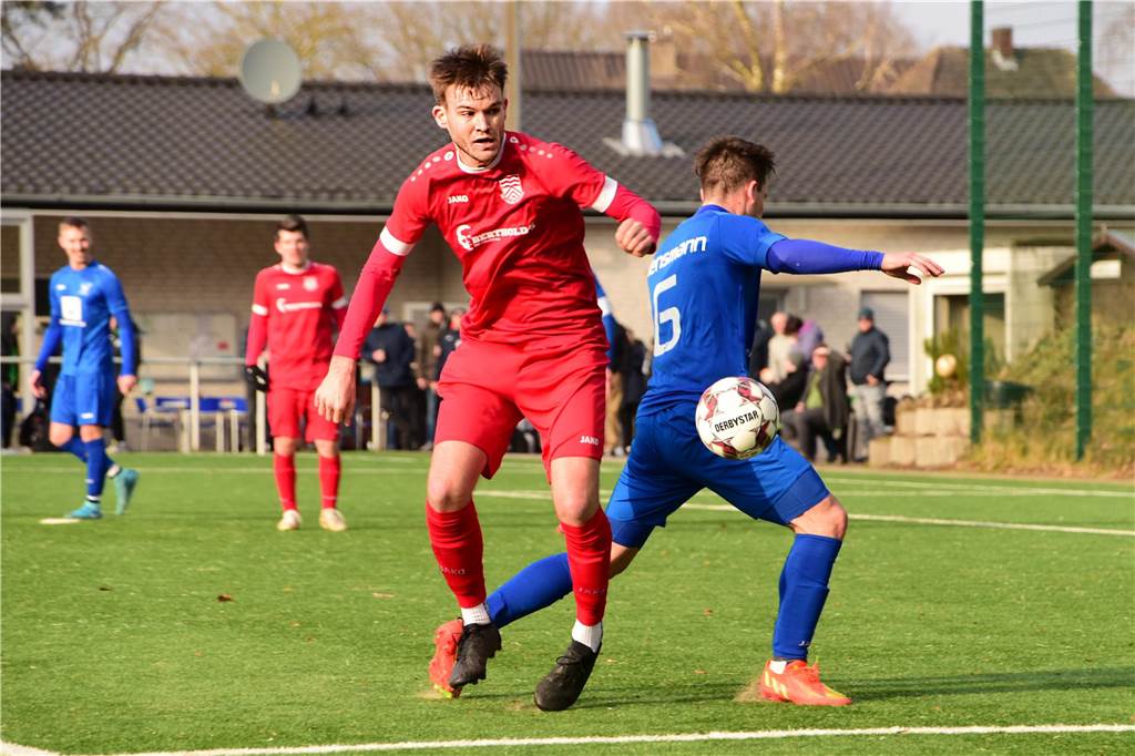 Früh ging der TuS Sythen durch einen direkt verwandelten Freistoß in Führung, in Hälfte zwei drehte Concordia Flaesheim das Spiel dann aber noch mit zwei Toren und ging als Derbysieger vom Platz.