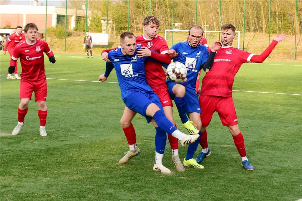 Früh ging der TuS Sythen durch einen direkt verwandelten Freistoß in Führung, in Hälfte zwei drehte Concordia Flaesheim das Spiel dann aber noch mit zwei Toren und ging als Derbysieger vom Platz.