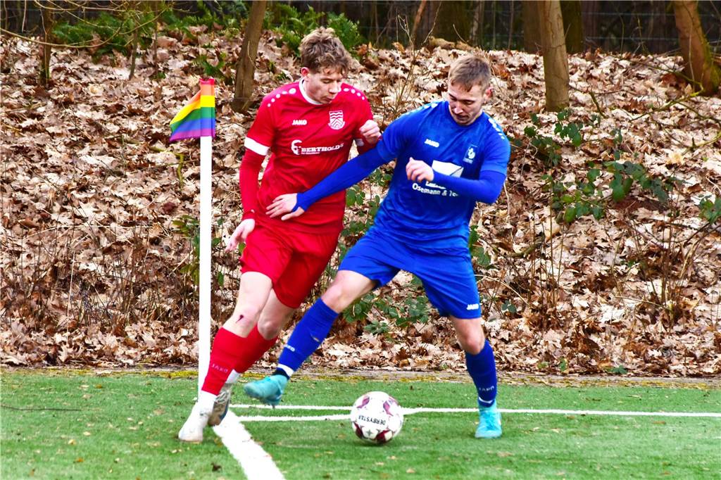 Früh ging der TuS Sythen durch einen direkt verwandelten Freistoß in Führung, in Hälfte zwei drehte Concordia Flaesheim das Spiel dann aber noch mit zwei Toren und ging als Derbysieger vom Platz.