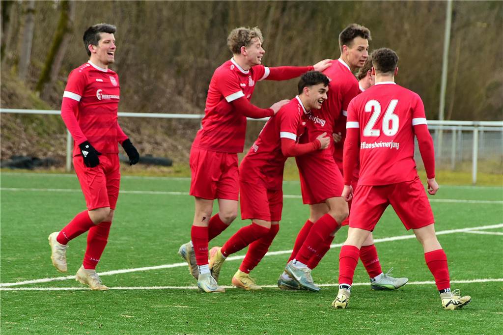 Früh ging der TuS Sythen durch einen direkt verwandelten Freistoß in Führung, in Hälfte zwei drehte Concordia Flaesheim das Spiel dann aber noch mit zwei Toren und ging als Derbysieger vom Platz.