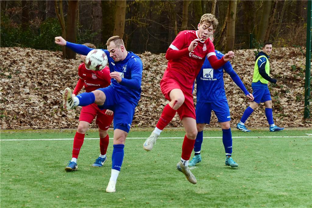 Früh ging der TuS Sythen durch einen direkt verwandelten Freistoß in Führung, in Hälfte zwei drehte Concordia Flaesheim das Spiel dann aber noch mit zwei Toren und ging als Derbysieger vom Platz.