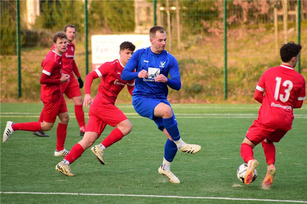 Früh ging der TuS Sythen durch einen direkt verwandelten Freistoß in Führung, in Hälfte zwei drehte Concordia Flaesheim das Spiel dann aber noch mit zwei Toren und ging als Derbysieger vom Platz.