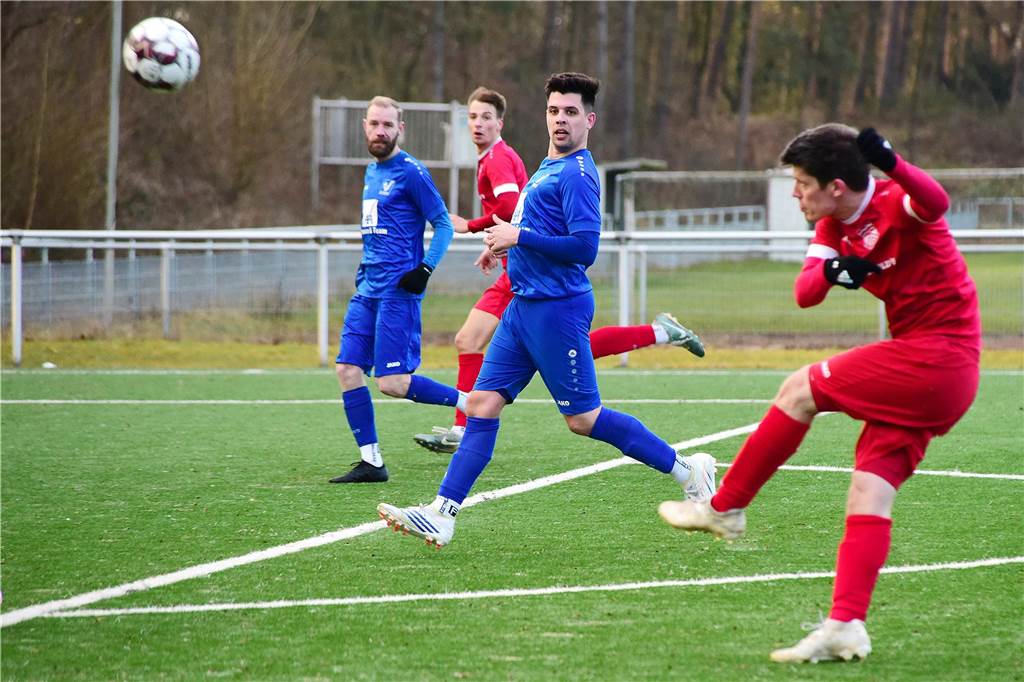 Früh ging der TuS Sythen durch einen direkt verwandelten Freistoß in Führung, in Hälfte zwei drehte Concordia Flaesheim das Spiel dann aber noch mit zwei Toren und ging als Derbysieger vom Platz.