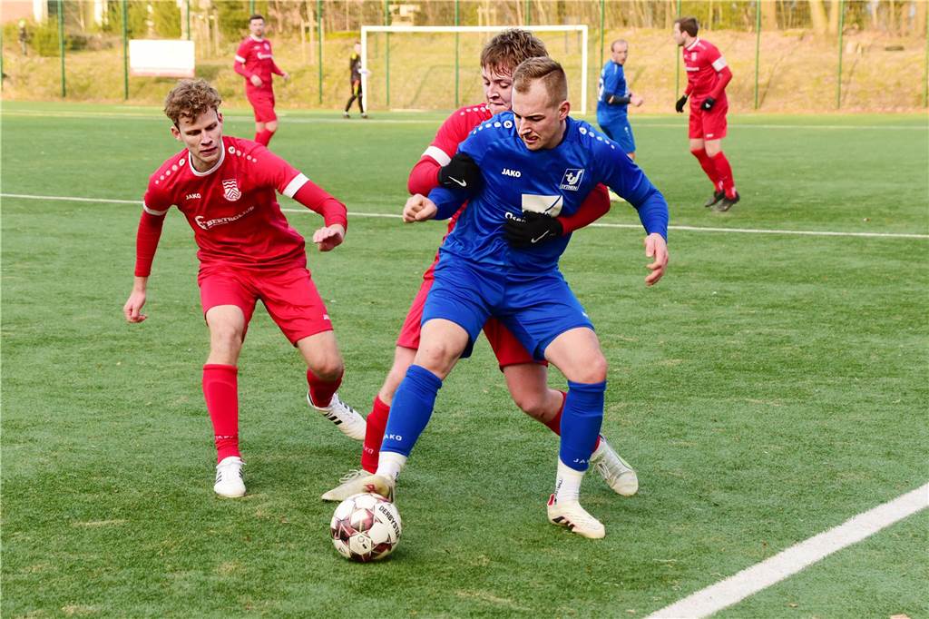 Früh ging der TuS Sythen durch einen direkt verwandelten Freistoß in Führung, in Hälfte zwei drehte Concordia Flaesheim das Spiel dann aber noch mit zwei Toren und ging als Derbysieger vom Platz.