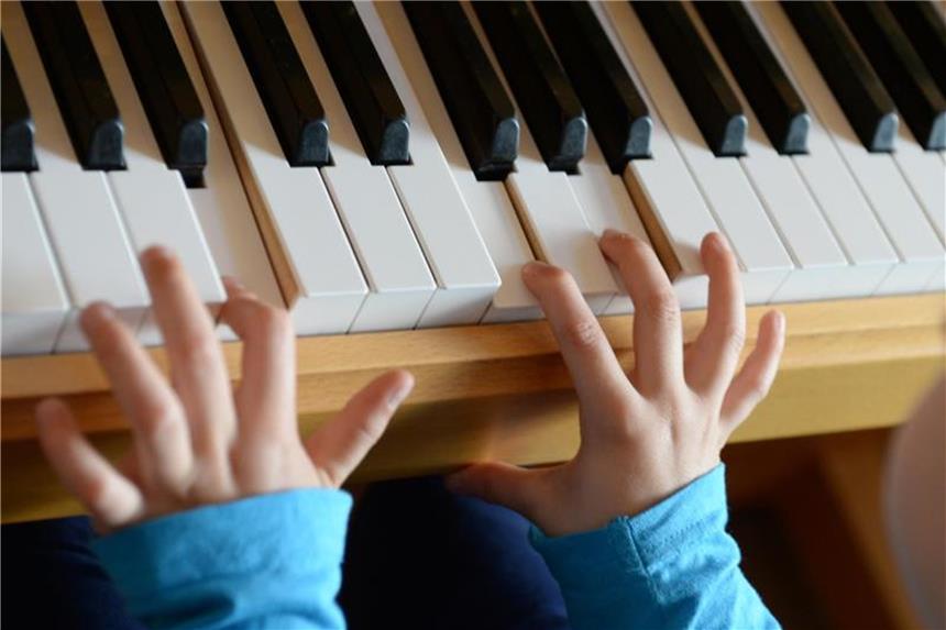 Die ersten drei Jahre brauchen Kinder keine Talentförderung Früh übt sich, wer Meister werden will. Doch bis zum Alter von drei Jahren sollten Eltern nur das anbieten, was die Kleinen auch einfordern. Foto: Arne Dedert