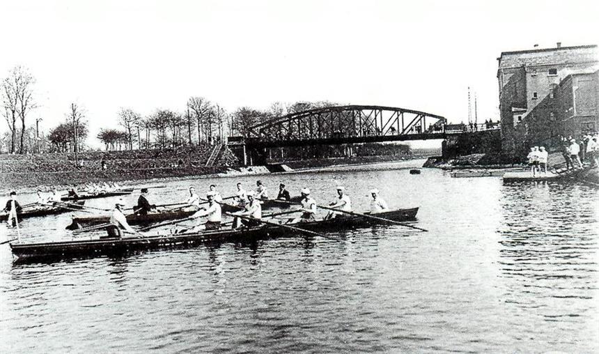Früh wurde der Rhein-Herne-Kanal von den Wassersportlern genutzt: Ruderer in Castrop-Rauxel 1924. 