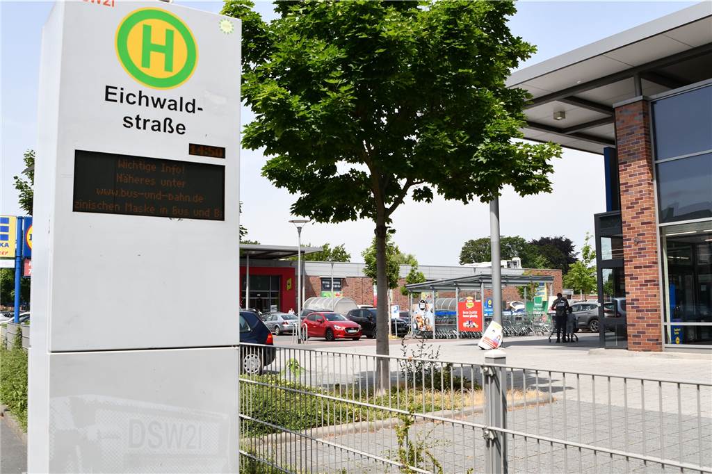 Traurige Bilder: Das ist aus traditionsreichen Fußballplätzen Dortmunds geworden Früher bestach das alte Pappelstadion durch eine gemütliche Enge, heute stehen hier an der Eichwaldstraße große, moderne Supermärkte.