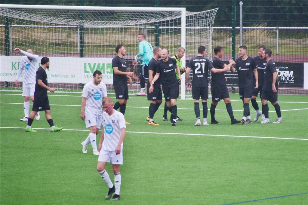 Zusammenfassung von Tag zwei: Erst im siebten Spiel der Stadtmeisterschaft treffen beide Teams Früher Jubel: Der TuS Haltern am See erzielte schon nach wenigen Minuten das 1:0 gegen den ETuS Haltern. Mehr Tore fielen dann aber auch nicht mehr.