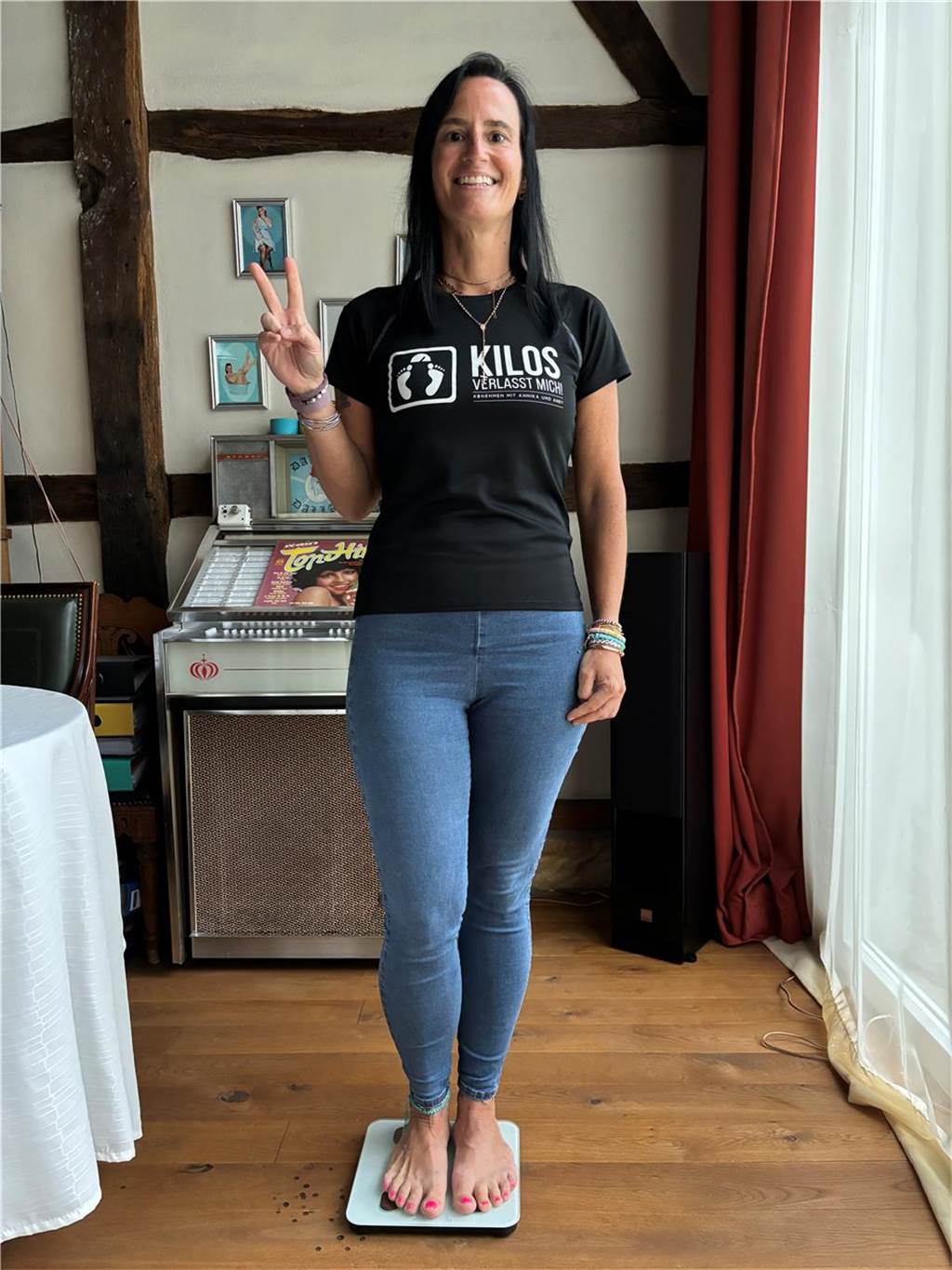 Von 105 auf 65 Kilo: Silvana Pinter-Könemann hält ihr Gewicht seit einem Jahr Silvana Pinter-Könemann steht in ihrem Haus in Recklinghausen-Suderwich auf einer Personenwaage und spreizt Zeige- und Mittelfinger der rechten Hand zu einem Victory-Zeichen.