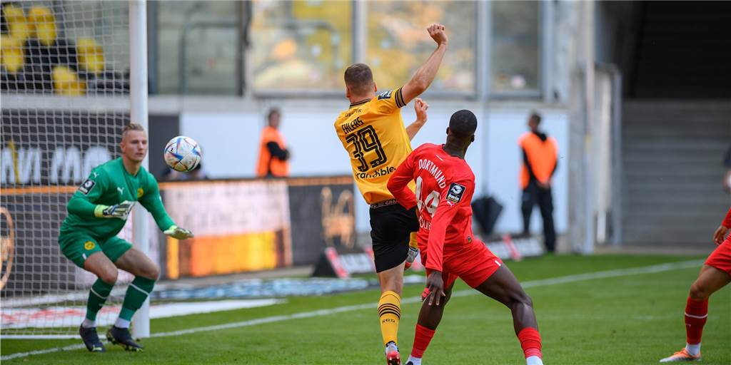 „Das ist Kindergarten“: Dicke Luft bei der BVB-U23 nach 0:3 in Dresden Kevin Ehlers trifft per Kopf gegen die BVB-U23.