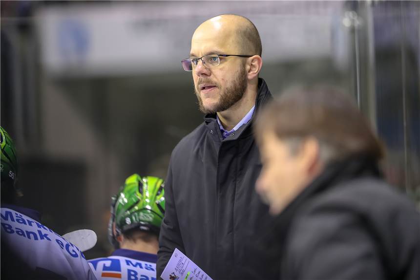 „Wir brauchen 21 Spieler, die für die Roosters durchs Feuer gehen“ Früher Spieler, jetzt Co-Trainer der Iserlohn Roosters: Christian Hommel am Rande der Bande, hier beim DEL-Spiel in Krefeld