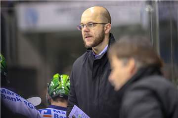 Früher Spieler, jetzt Co-Trainer der Iserlohn Roosters: Christian Hommel am Rande der Bande, hier beim DEL-Spiel in Krefeld