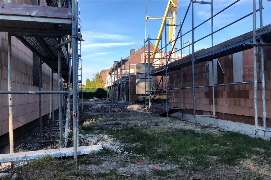 Bomben im Boden? Baustopp beim Hausbau von Lisa und Chris Früher stand auf dem Grundstück an der Heitkampstraße/Ecke Kötterkamp in Dortmund-Brechten, auf dem jetzt insgesamt sechs Doppelhaushälften entstehen, eine neuapostolische Kirche. Eine Unklarheit über die Frage, ob auszuschließen ist, dass im Boden noch Blindgänger aus dem Zweiten Weltkrieg liegen, führte zu einem Baustopp.