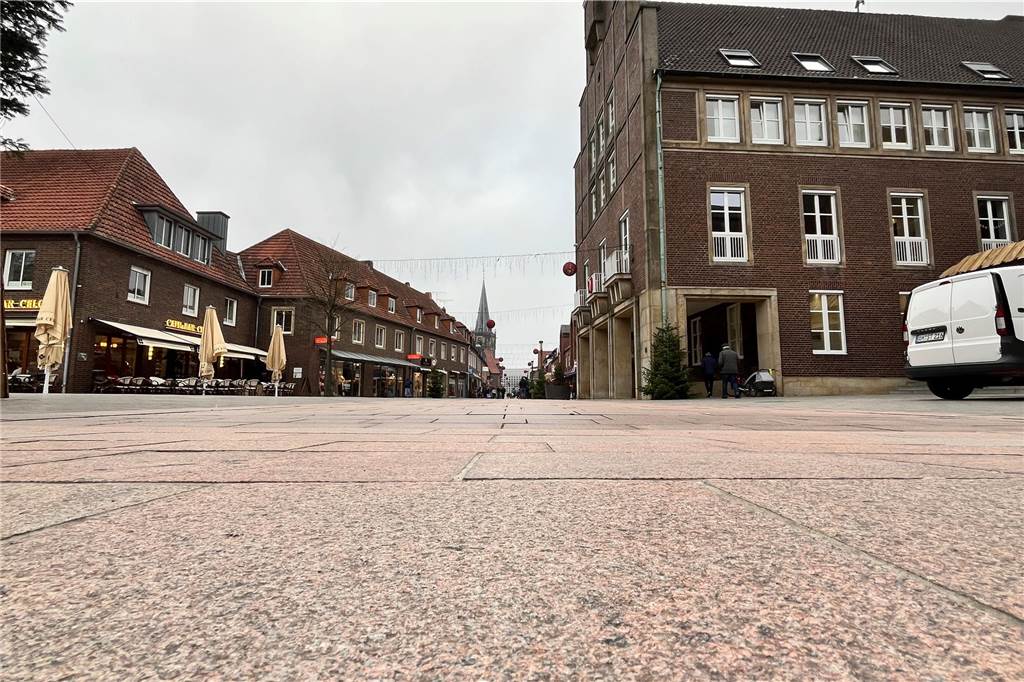 Ahauser Innenstadt-Händler hadern mit dem Weihnachtsgeschäft "Früher war mehr Lametta", heißt es in dem Loriot-Klassiker. Auch die Vorweihnachtsstimmung zwischen Rathausplatz und Marienkirche war schon einmal deutlicher zu sehen.