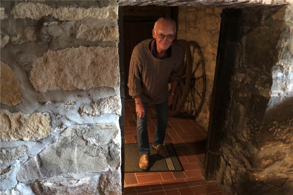 Besitzer verärgert über „Blickfang“ vor prachtvollem Gutshof-Denkmal Früher waren die Menschen kleiner: Klaus von Arnim muss sich ducken, um sich im im Kellergewölbe nicht den Kopf am Türrahmen zu stoßen.