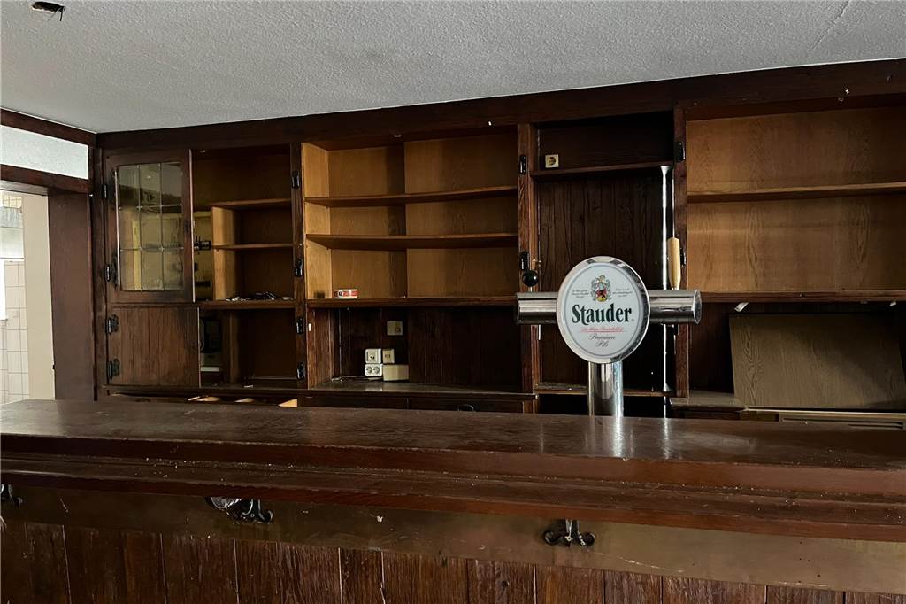 Abriss des Niewerther Hofes beginnt bald: Bilder aus der Ruine Früher wurde hier Bier der Essener Marke "Stauder" ausgeschenkt.