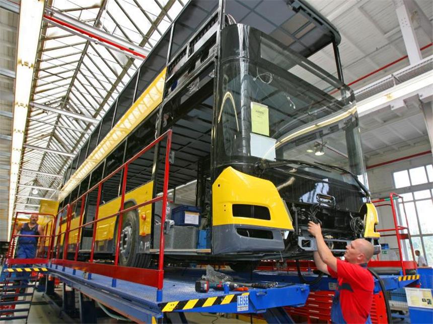 MAN zieht Busproduktion aus Sachsen ab Früher wurden bei Neoplan in Plauen unter anderem Linien-Doppeldecker für Berlin gebaut. Foto: Wolfgang Thieme/Archiv