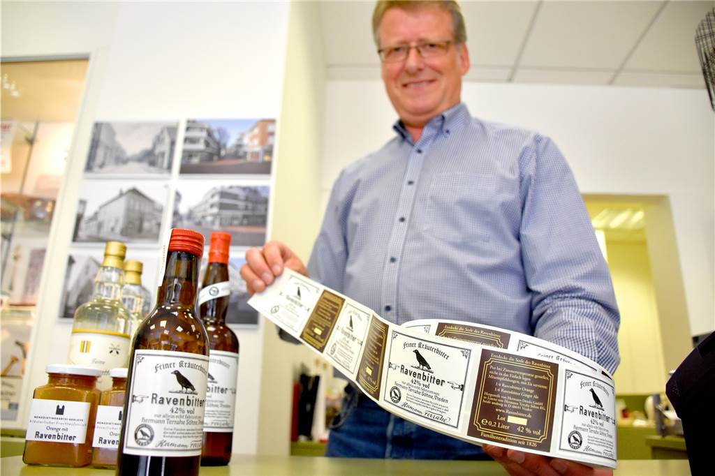 Klaus und Christoph Hellenthal retten den Ravenbitter vor dem Vergessen Früher wurden die Etiketten noch mit Leim verklebt, um die Flaschen wiederzuverwenden. Heute gibt es den Ravenbitter in Einwegflaschen mit simplen Klebeetiketten. "Man muss sich eben auch an die Lebensmittelvorschriften halten", sagt Klaus Hellenthal. Außerdem sei die Produktion so günstiger.