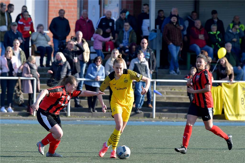 Frühes Highlight: Im März kommt es zum Aufeinandertreffen BVB gegen BVB. Die Fußballerinnen Brambauers müssen sich den Borussinnen mit 0:6 geschlagen geben.