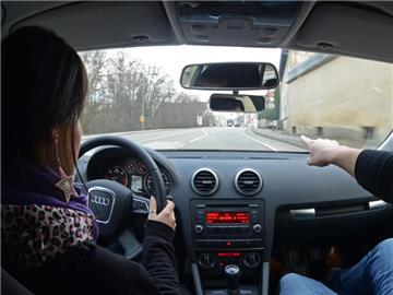 Frühestens sechs Monate vor dem 17. Geburtstag dürfen Jugendliche sich bei einer Fahrschule anmelden. Nach der Prüfung ist das "Begleitete Fahren ab 17 Jahre" möglich. Foto: Armin Weigel/dpa