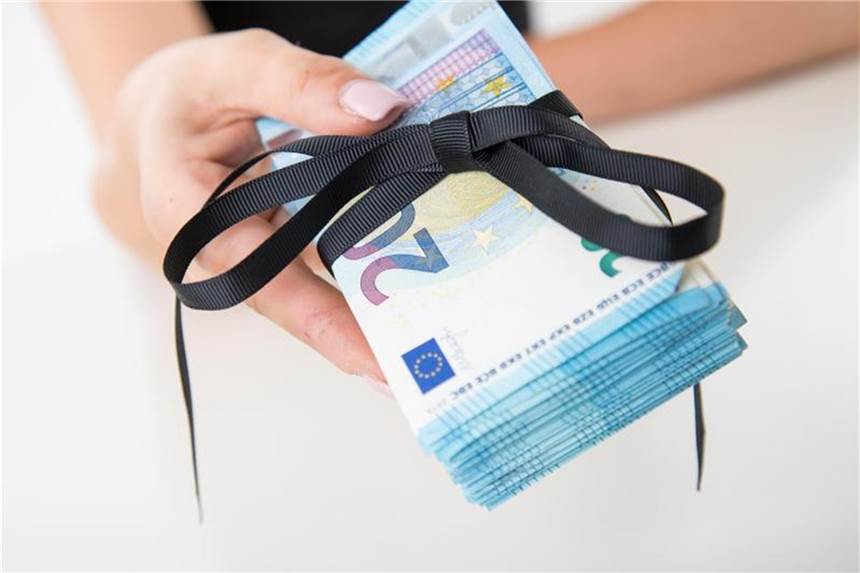 Wissenswertes zur Erbschaftsteuer Frühzeitig Vermögen zu verschenken, kann Erben später Steuern sparen. Denn bei Schenkungen können Steuerfreibeträge alle zehn Jahre aufs Neue genutzt werden. Foto: Christin Klose