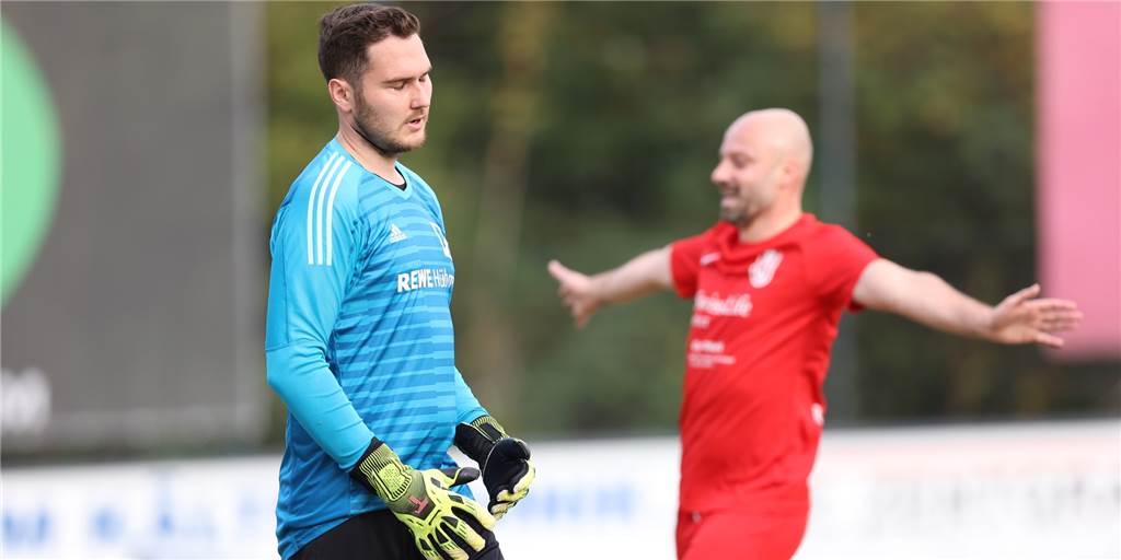 RW Unna feiert Kantersieg − GS Cappenberg hadert: „Müssen ein ganz anderes Gesicht zeigen“ Frust bei GS Cappenbergs Keeper Sebastian Vorwick, Jubel bei RW Unnas Dogan Okumak im Hintergrund. Die Gäste aus der Kreisstadt setzten sich mit 5:0 bei GSC durch.