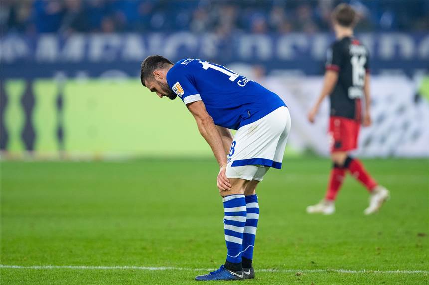 Abschied von der Kohle, 1:2 gegen Bayer - vom Abend der großen Gefühle bleibt die Angst Frust pur: Daniel Caligiuri nach dem 1:2 gegen Bayer Leverkusen. Schalke steckt jetzt mitten im Abstiegskampf.