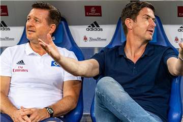 Frustiert: HSV-Coach Christian Titz (l) und Sportdirektor Ralf Becker. Foto: Axel Heimken