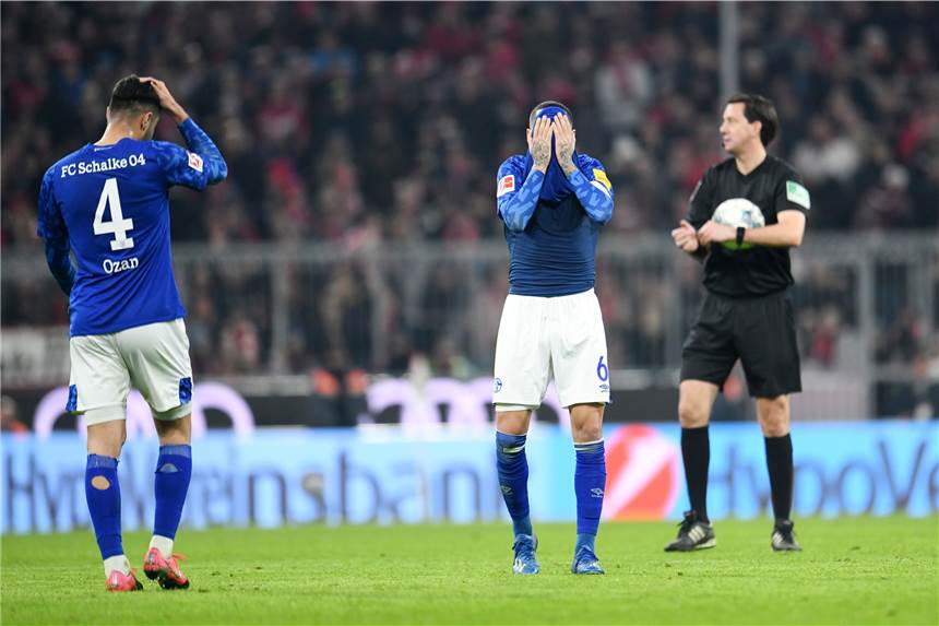 Schalke spielt in München mut- und hilflos Frustriert: Die Schalker Spieler Ozan Kabak (l.) und Omar Mascarell.