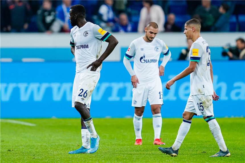 Ist Schalke fit fürs Derby? Frustriertes Schalker Trio (v.l.): Salif Sané, Ahmed Kutucu und Amine Harit.