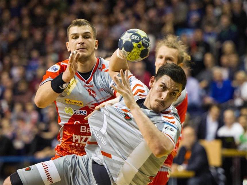 Trio mit schweren Spielen im EHF-Cup-Viertelfinale Füchse-Spieler Ignacio Plaza Jimenez (vorn) kommt im EHF Cup zum Torwurf. Der Berliner Club trifft im Viertelfinale auf Tatabanya KC aus Ungarn. Foto: Christina Sabrowsky