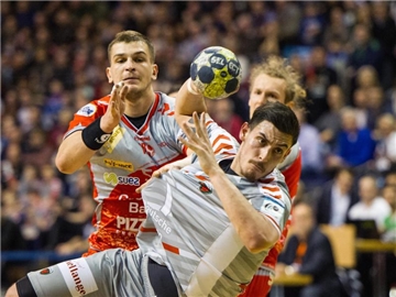 Füchse-Spieler Ignacio Plaza Jimenez (vorn) kommt im EHF Cup zum Torwurf. Der Berliner Club trifft im Viertelfinale auf Tatabanya KC aus Ungarn. Foto: Christina Sabrowsky