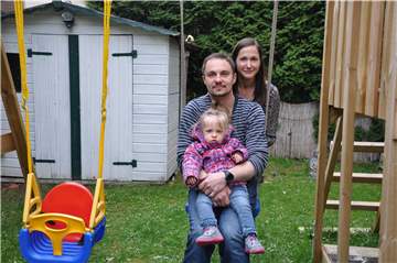 Fühlen sich in Dingen richtig wohl: Judith Alecke und Normen Schrader mit Töchterchen Sophia im eigenen Garten an der Talstraße.