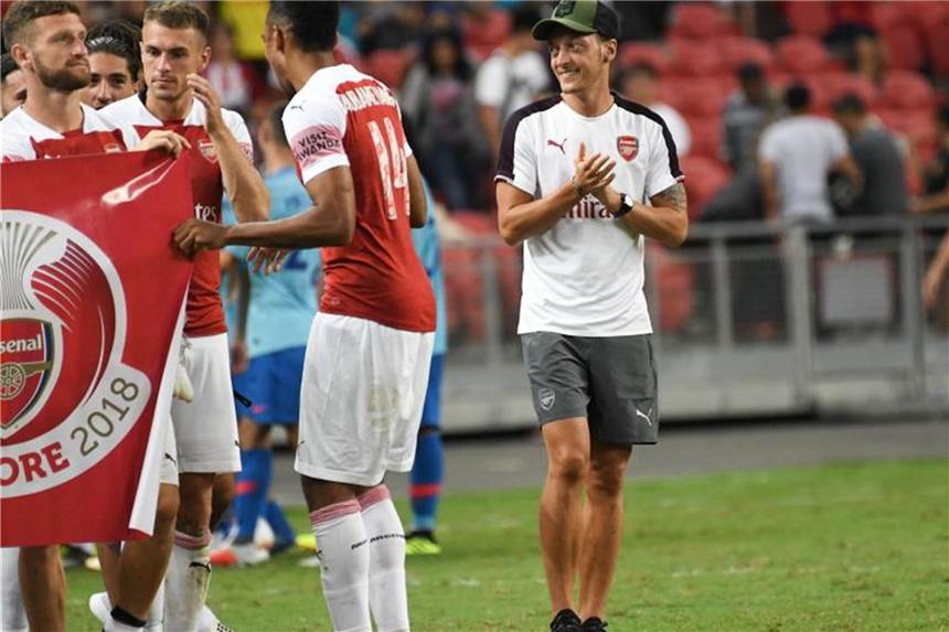 Arsenal setzt Zeichen: Özil Kapitän und Torschütze Führte den FC Arsenal im Test gegen PSG auf's Feld: Mesut Özil (r). Foto: Stefanus Ian