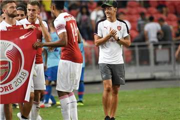 Führte den FC Arsenal im Test gegen PSG auf's Feld: Mesut Özil (r). Foto: Stefanus Ian