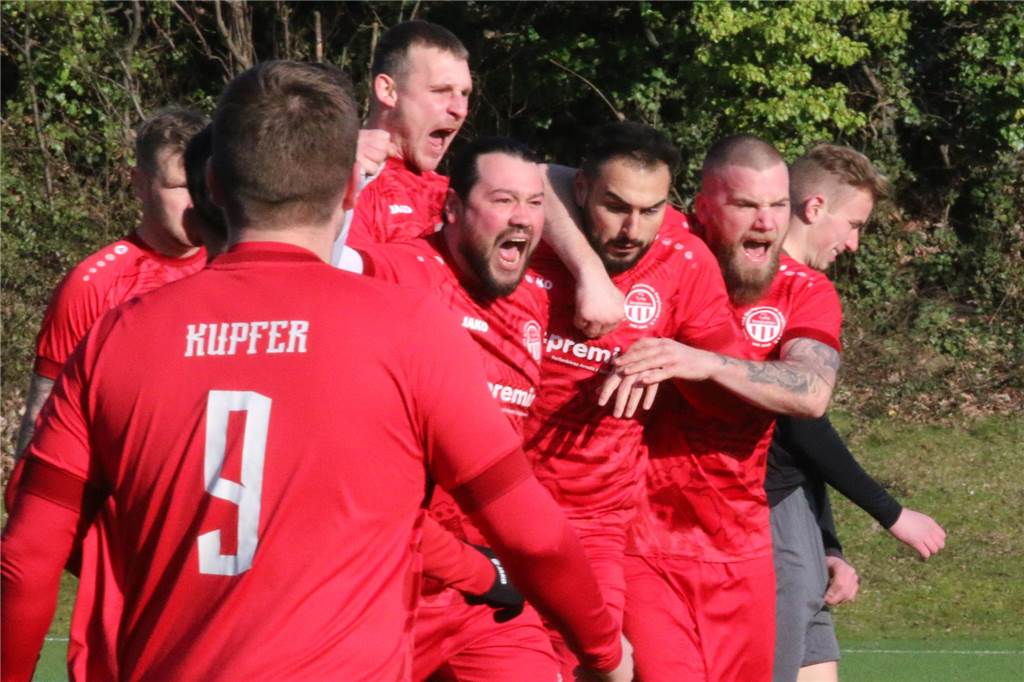 FC TuRa mit dem Meister-Gen: Spitzenreiter besiegt PSV Bork mit 3:1 Führung für den FC TuRa Bergkamen: Hasan Kopar (Mitte) hatte den Tabellenführer in Front geschossen.
