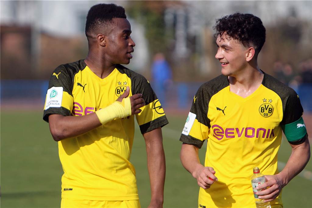 Top-Talent Youssoufa Moukoko geht beim BVB unbeirrt seinen Weg Führungsspieler der U17: Moukoko (l.) und Rilind Hetemi.
