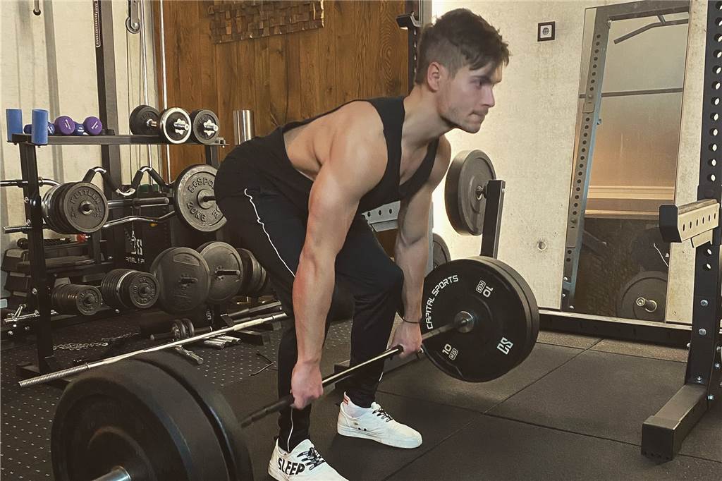 Tschüss Steak, hallo Linsenburger: Wie Sportler Veganismus und fast tägliches Training vereinen Fünf bis sechs Mal in der Woche geht Matthias Moj ins Fitnessstudio, geht nebenbei noch joggen und spielt im Sommer Volleyball.
